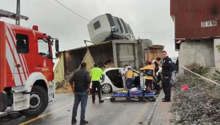 Başakşehir’de ilginç kaza! Hafriyat kamyonu otomobilin üstüne devrildi!