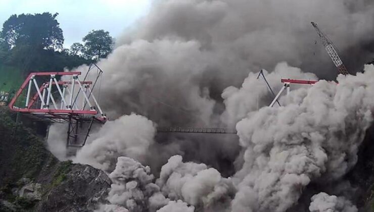 Endonezya’da yanardağ faaliyete geçti!